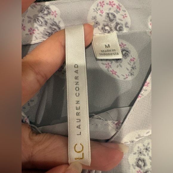 LC Lauren Conrad Light Gray Patterned Blouse Size M - Picture 7 of 7